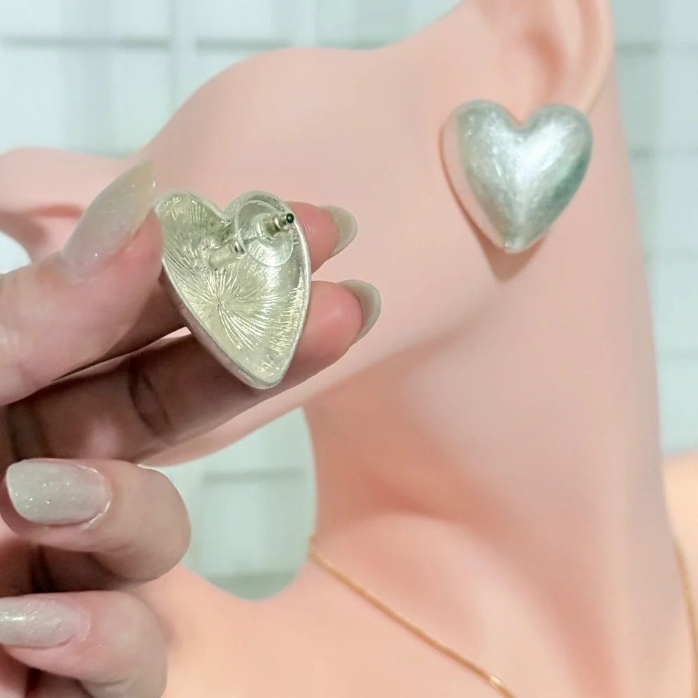 ⚜️ Silver Heart Shaped Earrings - Picture 6 of 8